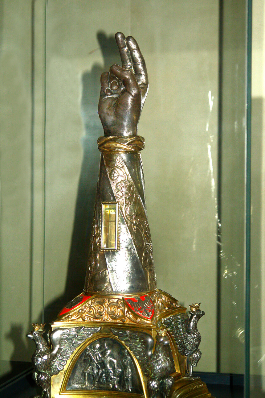 Relikwiarz, w którym umieszczono fragment kości przedramienia św. Wojciecha (fot. Zbigniew Szmidt)